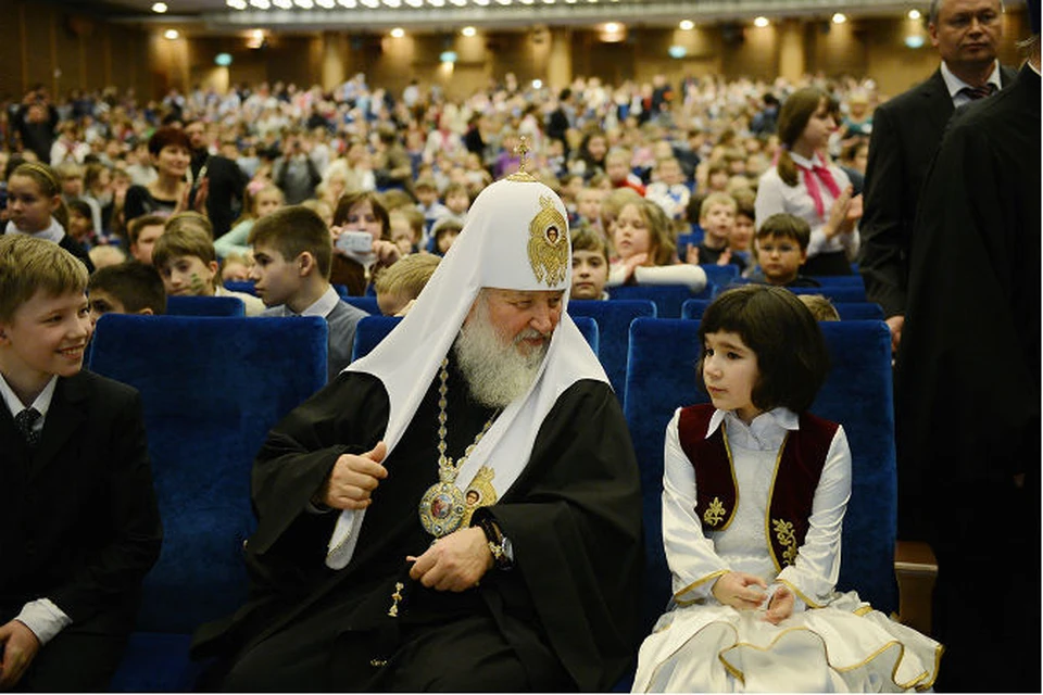 Патриарх Кирилл и девочка Мила.