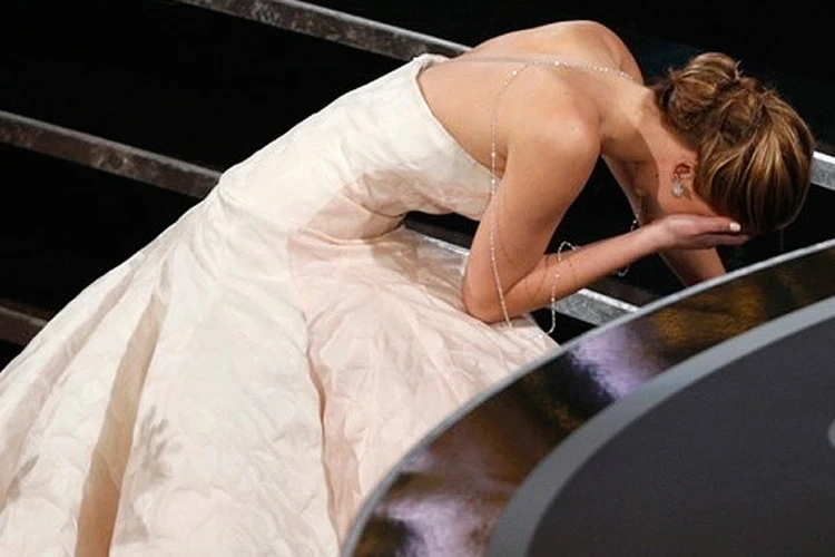 Дженнифер Лоуренс упала на вручении "Оскара", потому что думала о тортах