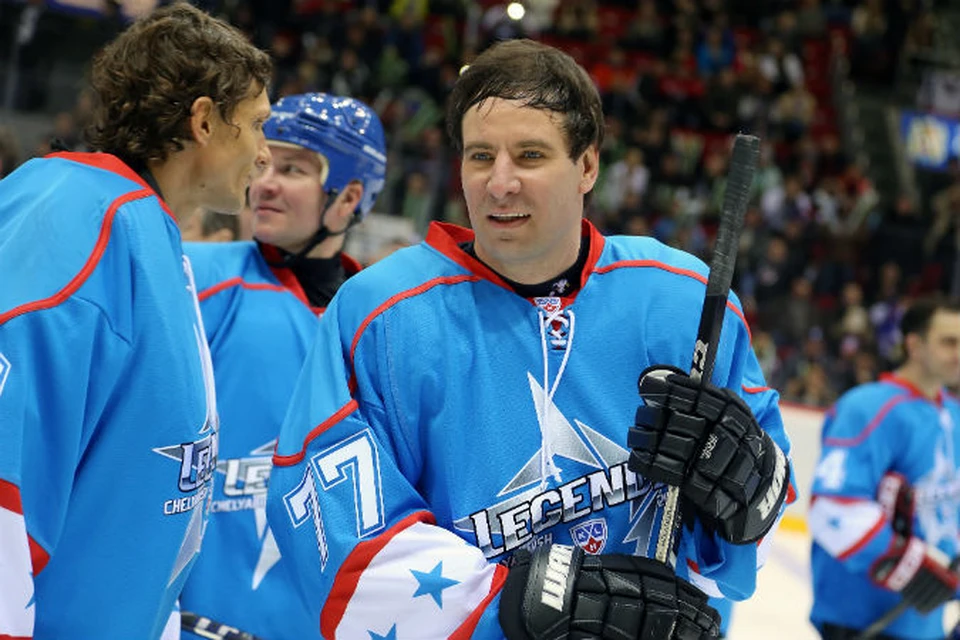 Михаил Юревич играет в хоккей