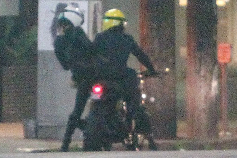 Орландо Блум ездит к своей новой возлюбленной в Лос-Анджелесе на мотоцикле «Дукатти»