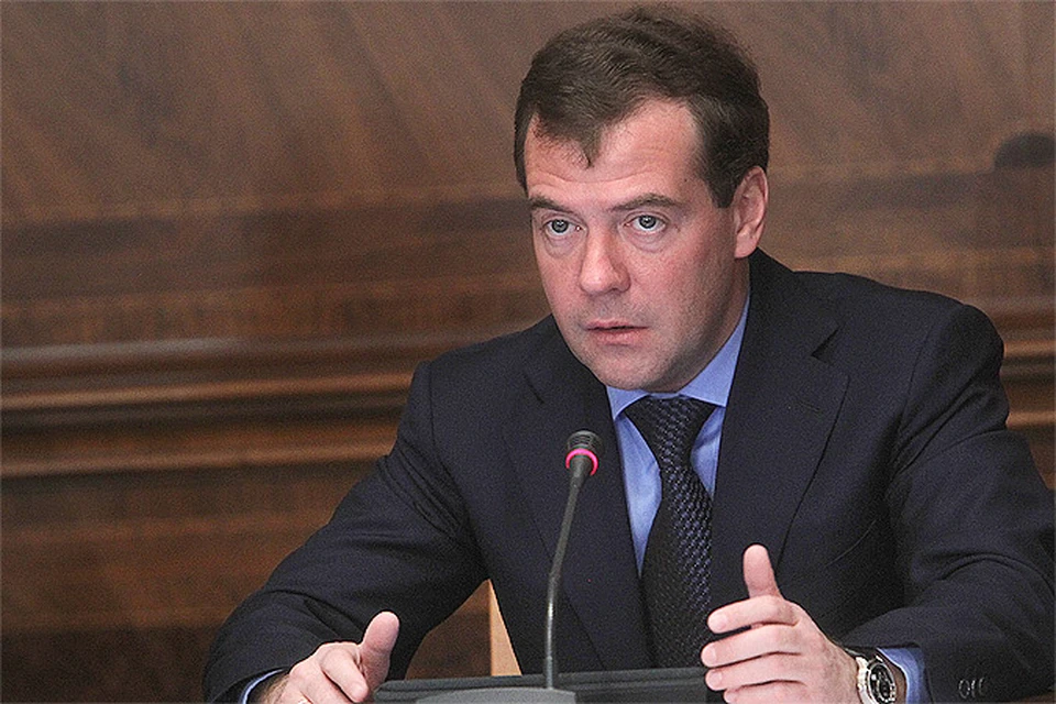 Дмитрий Медведев предложил чиновникам отказаться от бумажной волокиты и перейти на общения с населением через интернет
