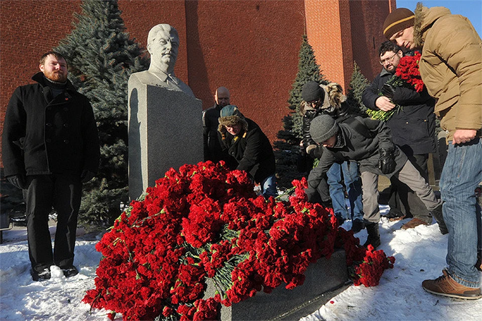 5 марта 2013 г. Стараниями сталинистов могила их любимого вождя у Кремлевской стены утопает в гвоздиках.