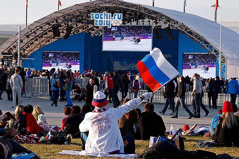 Болельщики следят за развитием событий в олимпийском парке Сочи.