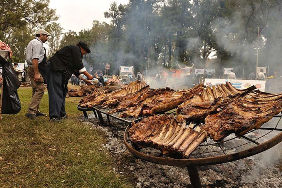 Блюда аргентины. Asado Аргентина. Аргентина Национальная кухня асадо. Асадо блюдо Аргентины. Асадо мясо Аргентина.