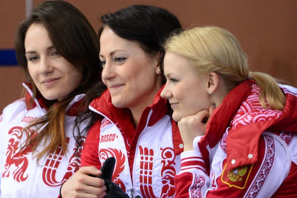 Российские керлингистки - Анна Сидорова, Екатерина Галкина и Александра Саитова - по праву считаются одними из самых привлекательных спортсменок Олимпиады в Сочи