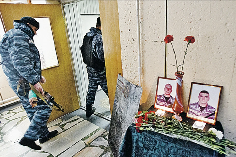 Штаб-квартира киевского спецназа. Бойцы поминают своих товарищей, не выпуская автоматов из рук.