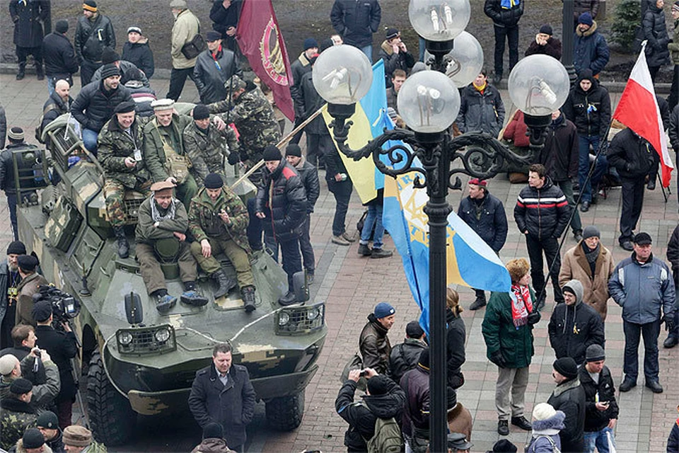 Киев: БТР с бойцами Майдана и флаги дружественной Польши.