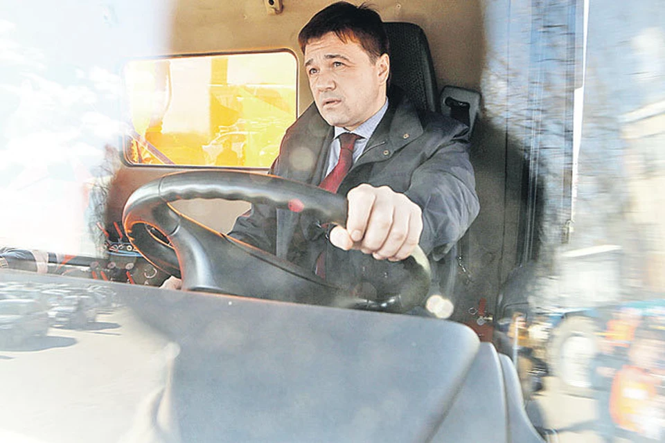 В кресле губернатора и за рулем SCANIA Андрей Воробьёв чувствует себя вполне уверенно.