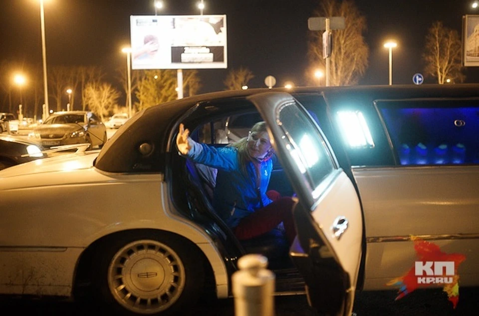 Родные Алены Кауфман подогнали к выходу аэропорта "Кольцово" белый лимузин