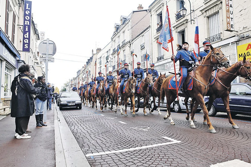 А вот так прошлись по окраине французской столицы участники конного похода «Москва - Париж 1812 - 2012». Его посвятили 200-летию победы России в Отечественной войне.