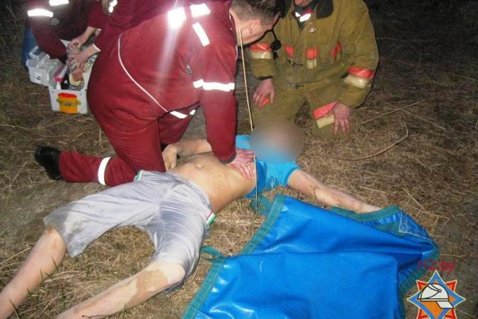 Спасатели успели достать Артема из песка, но подросток пока остается без сознания.