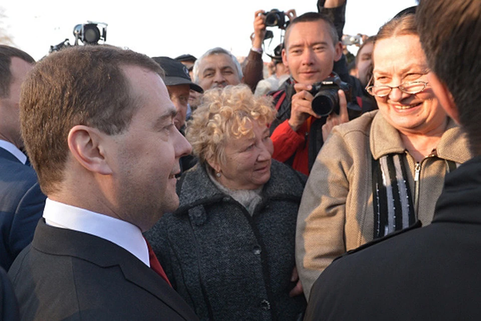 На площади Медведева поджидала толпа народа