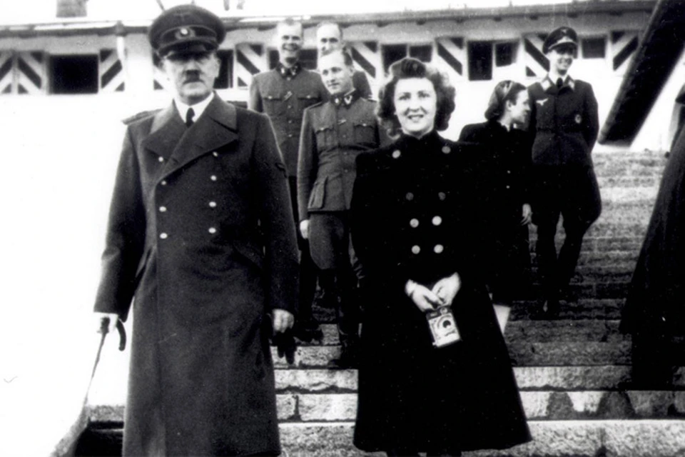 Помощница фотографа Ева Браун безумно влюбилась в Гитлера, который был на 23 года старше ее, в 17-летнем возрасте