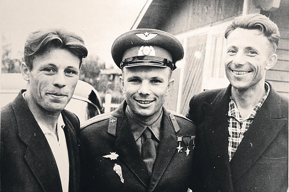 Июнь 1961 года. Гагарин сфотографировался вместе с братьями Борисом (слева) и Валентином в родной деревне Клушино.