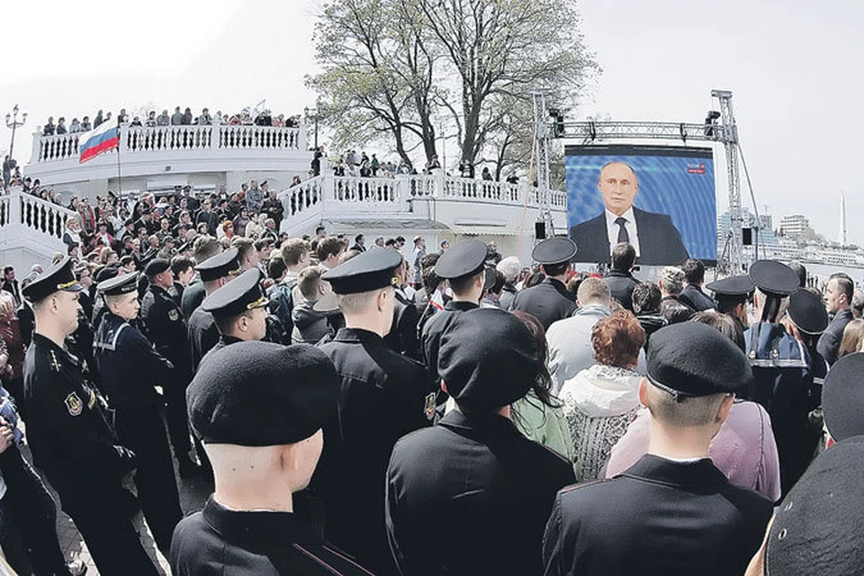 В Севастополе, ставшем снова российским, горожане и моряки задавали вопросы своему президенту и слушали его ответы с большого экрана.
