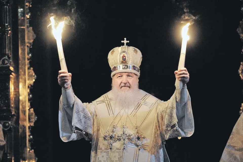 Традиционно на Пасху Патриарх Московский и всея Руси Кирилл встречает в храме Христа Спасителя Благодатный огонь из Иерусалима.