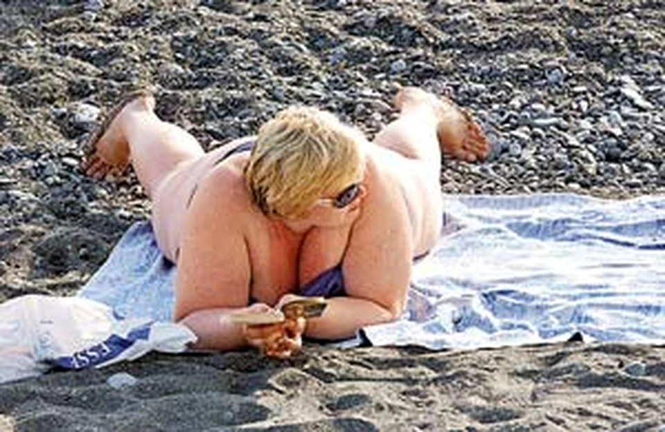 - Одиноко на пляжу я под солнышком лежу.