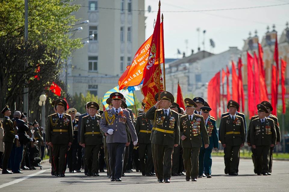 Парад Победы начался традиционно в 10 утра.