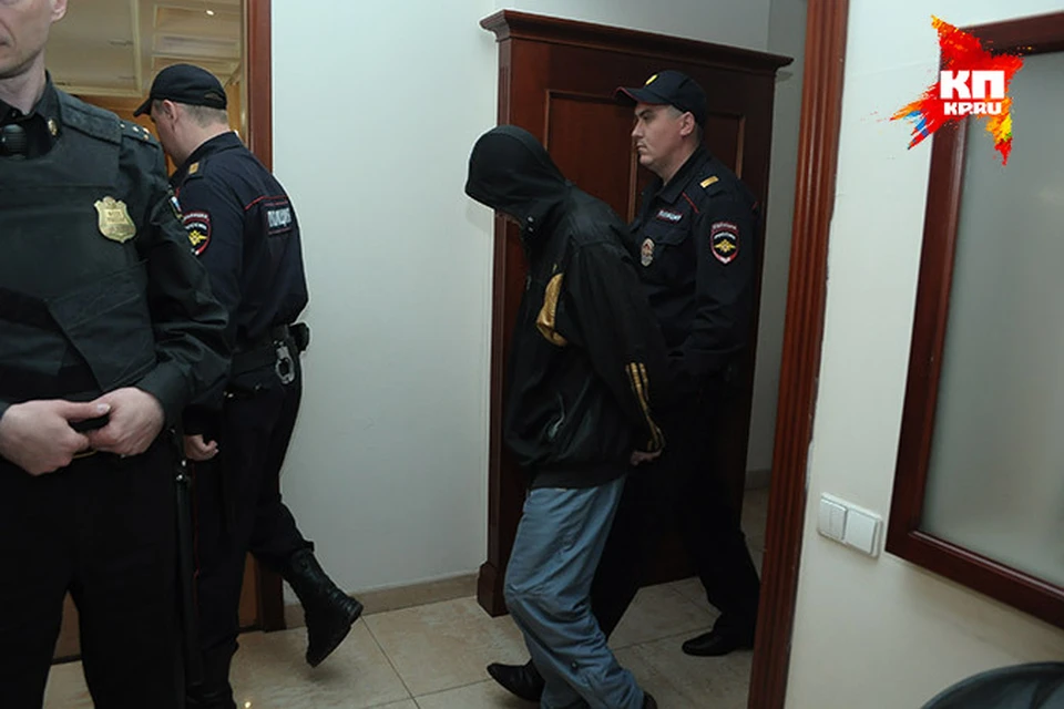 Калинин пытался спрятаться от журналистов за капюшоном