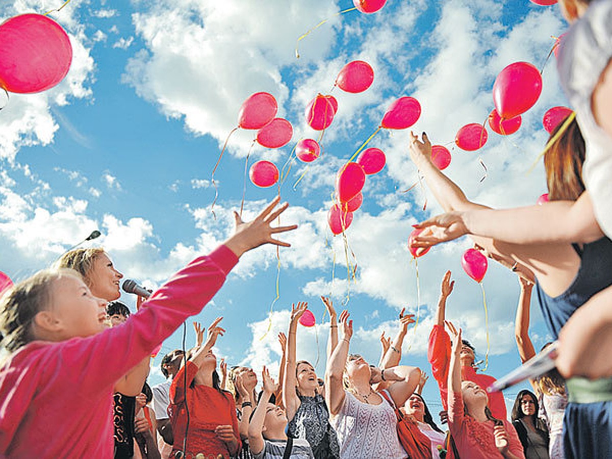 Как отмечают в этом году день. Городской праздник. Шарики праздник. Дети запускают воздушные шары в небо. Молодежь с шариками.