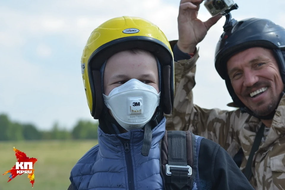 Брендон Гайсин и Александр Орлов после удачного приземления.