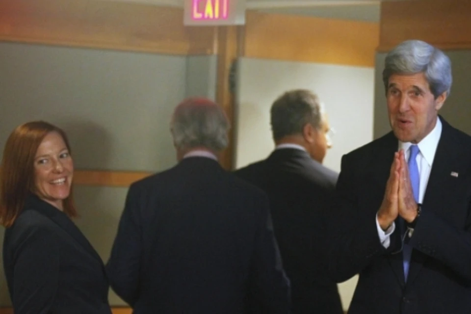 Пресс-секретарь госдепартамента США Джен Псаки со своим шефом, госсекретарем Джоном Керри