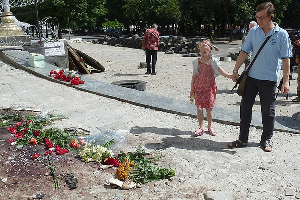 Наш спецкор Николай Варсегов чудом не попал под авиабомбежку в центре Луганска