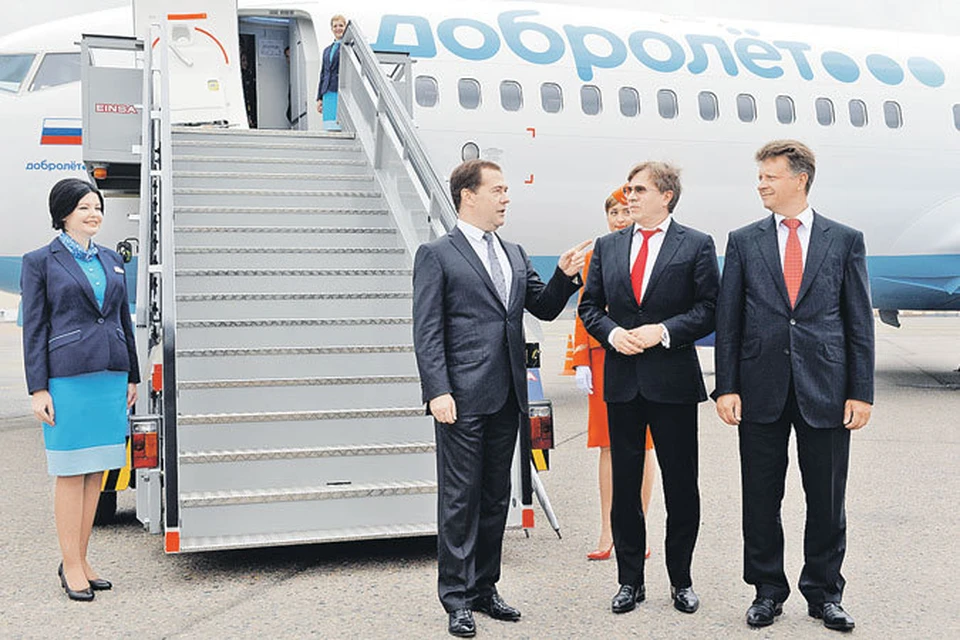 Премьер-министр Дмитрий Медведев вместе с главой «Аэрофлота» Виталием Савельевым (в центре) и министром транспорта Максимом Соколовым осмотрели лайнер новой авиакомпании.