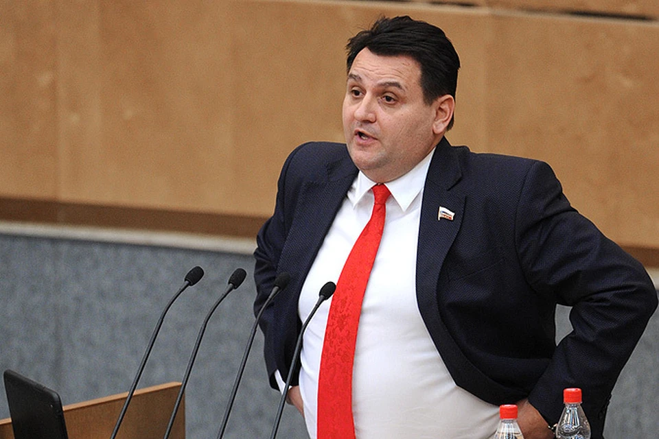 Депутат Олег Михеев предложил запретить кеды и туфли на шпильках
