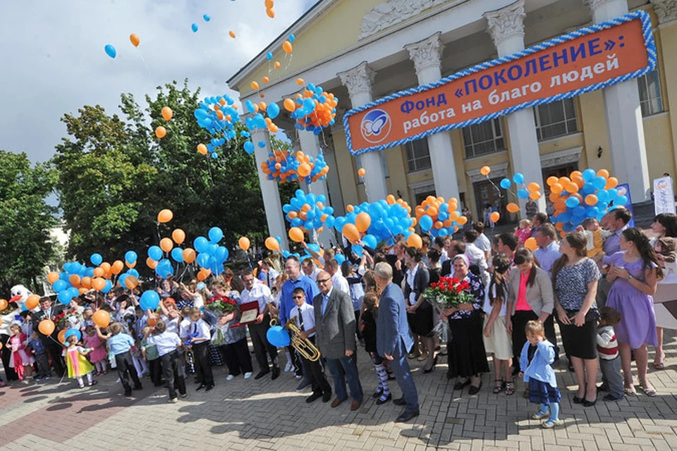 Победители конкурса «Родительский рекорд» награждаются по традиции на центральной площади Белгорода.