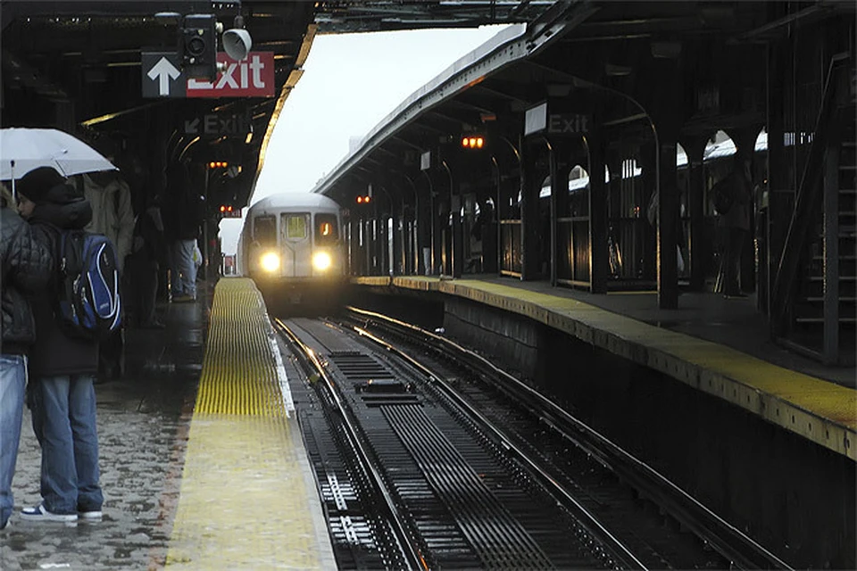 Жительница Нью-Йорка побывала под тремя поездами метро, но чудом осталась жива