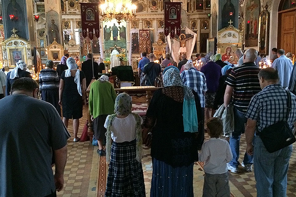 Луганск: люди спасаются от обстрела в церкви