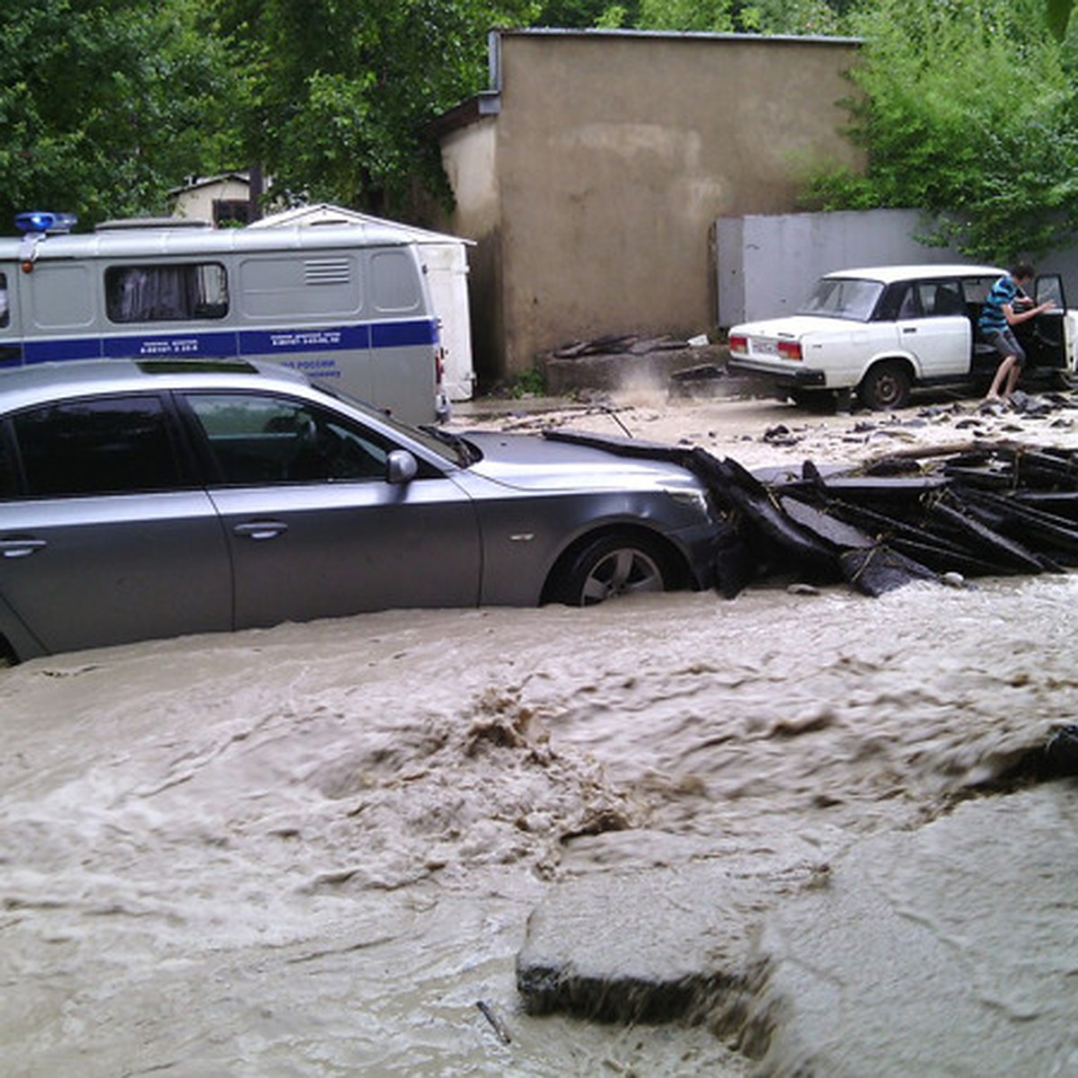 ЧП в Туапсе: тропическим ливнем размыты дороги, затоплены жилые дома,  разрушен водопровод и электросети - KP.RU