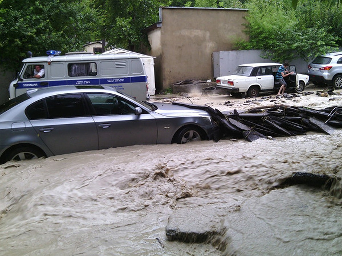 ЧП в Туапсе: тропическим ливнем размыты дороги, затоплены жилые дома,  разрушен водопровод и электросети - KP.RU