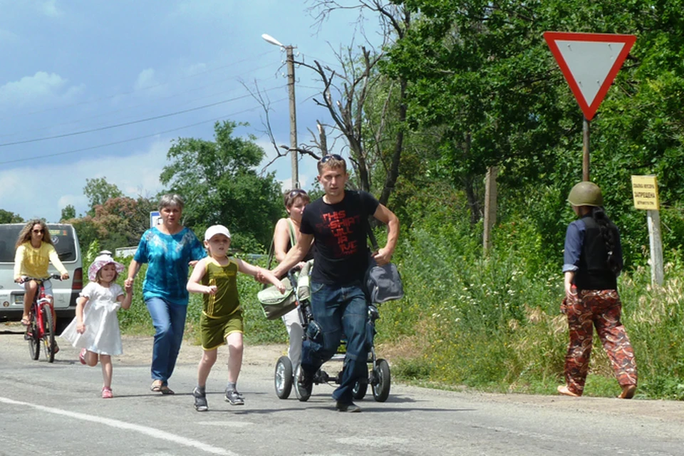 Так взрослые бегством спасают своих детей и себя из захваченного украинскими карателями города Счастье.