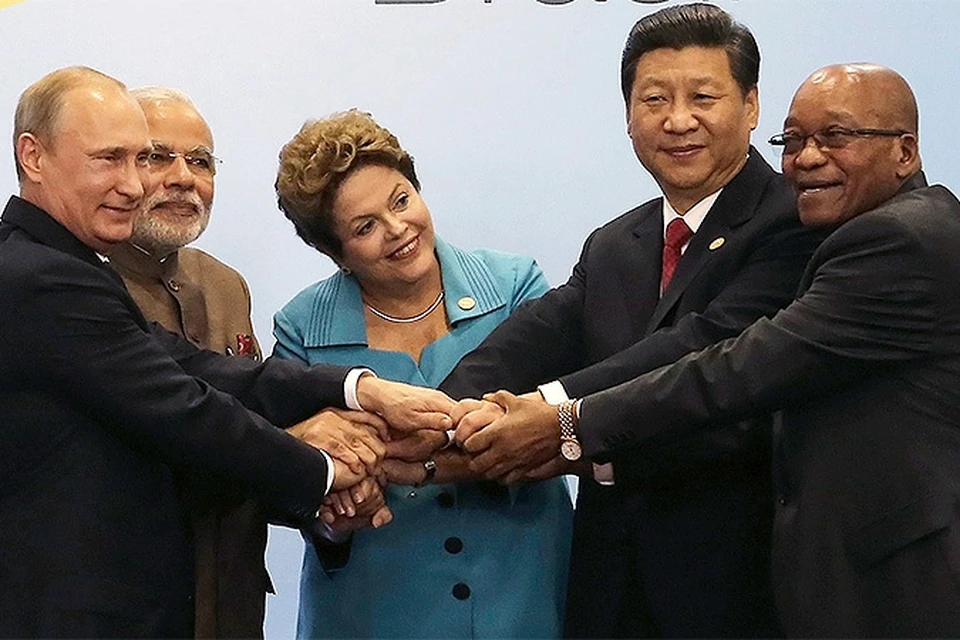 Рукопожатие лидеров стран-участниц BRICS