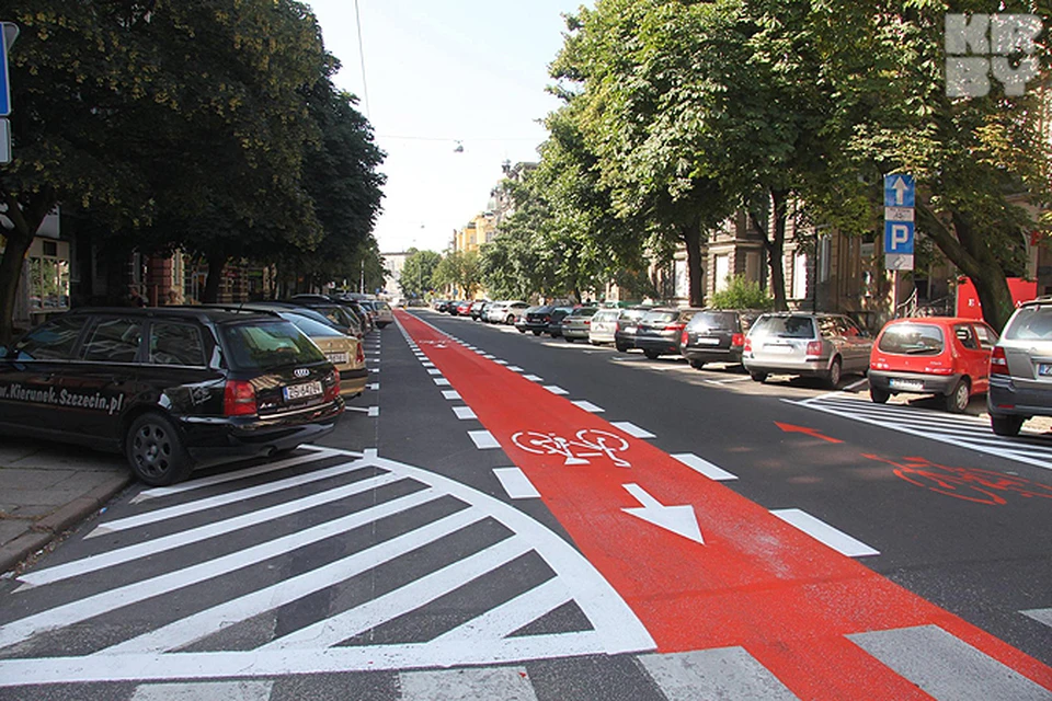 Пример инфрастуктуры в Польше - красная велодорожка на встречу одностороннему движению.