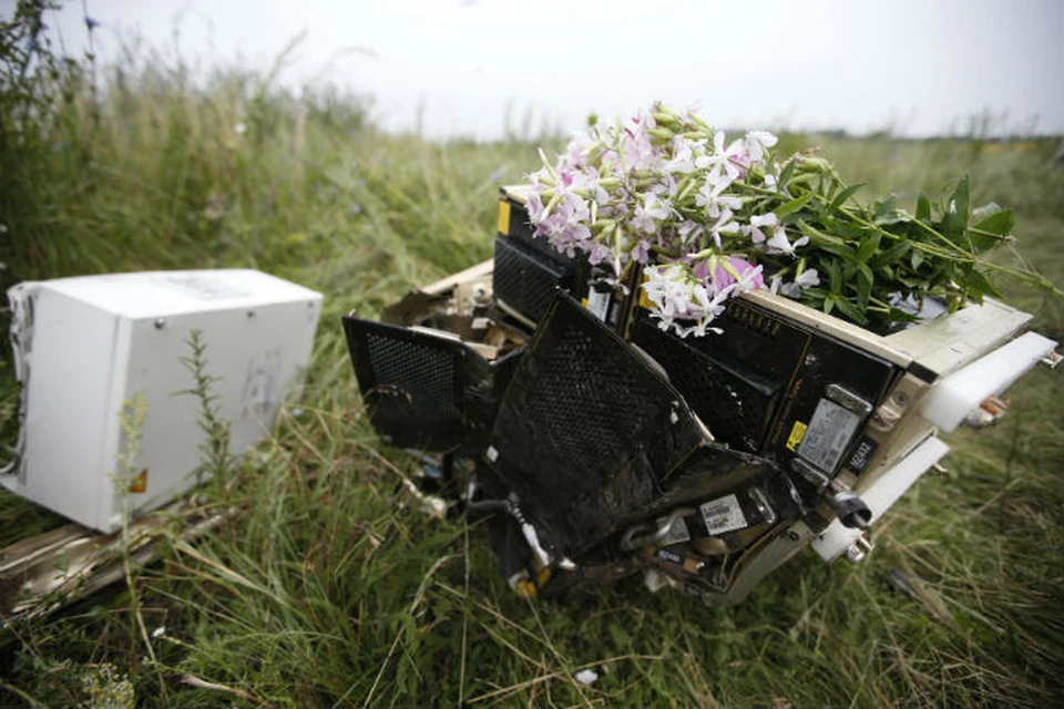 Жители Донецкой области несут цветы к месту крушения лайнераб