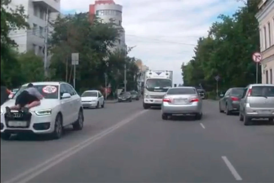 Ездок на капоте признался, что удержаться было не так-то просто