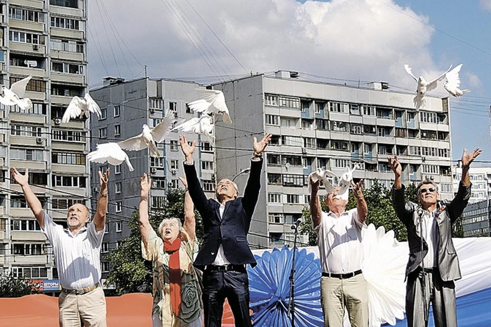 Депутат Мосгордумы Евгений Герасимов (в центре) и жители Строгина открывают народный парк.