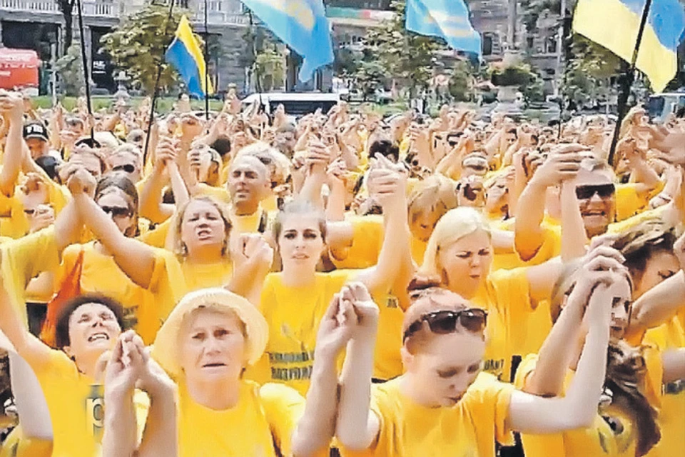 Люди словно заколдованные славили новую киевскую власть.