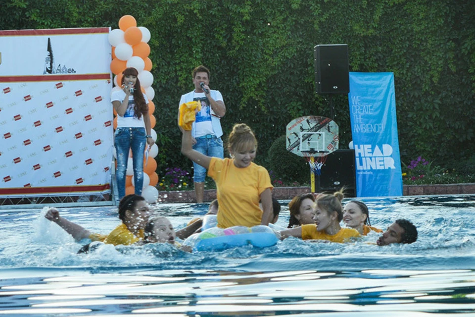 На плавательном матрасе - участница команды «Спанч Боб» прекрасная певица Айя Садырова.