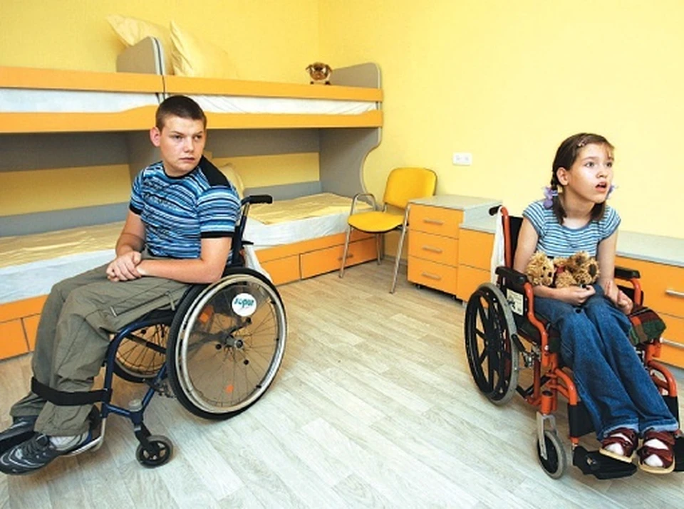 Инвалиды детства 3. Дети инвалиды. Семья с ребенком инвалидом. Реабилитация детей инвалидов. Инвалид детства.