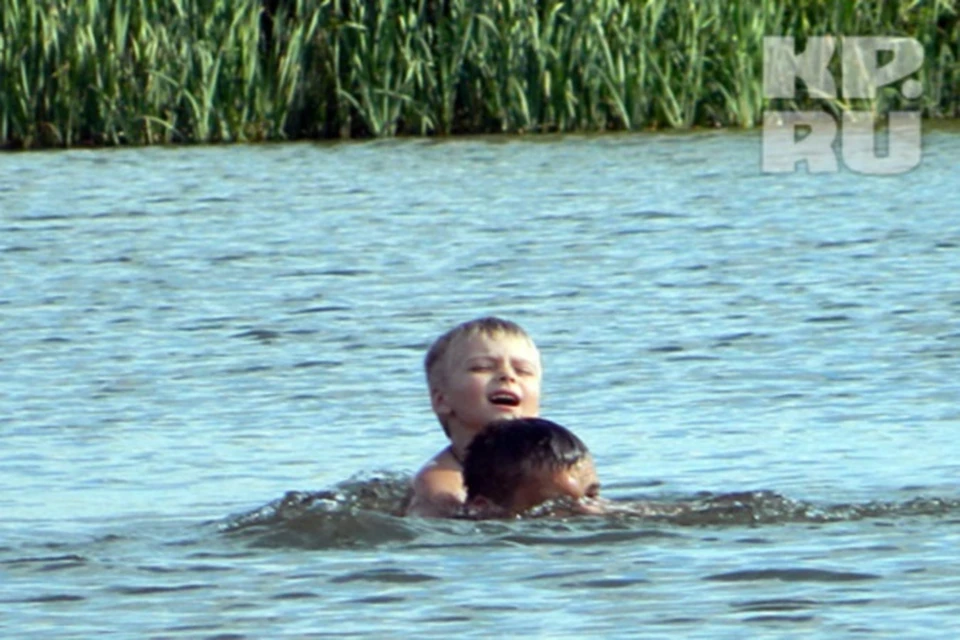 Как спасается мальчик. Мальчики в воде. Мальчик спасает девочку. Спасение тонущего ребенка.