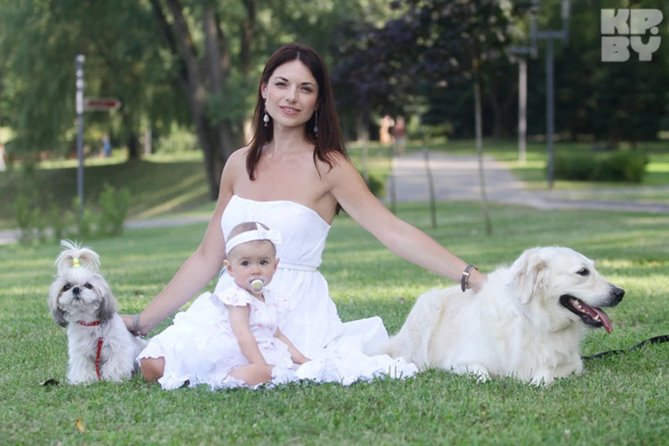 Телеведущая ОНТ Екатерина Воловик воспитывает дочку и двух питомцев.