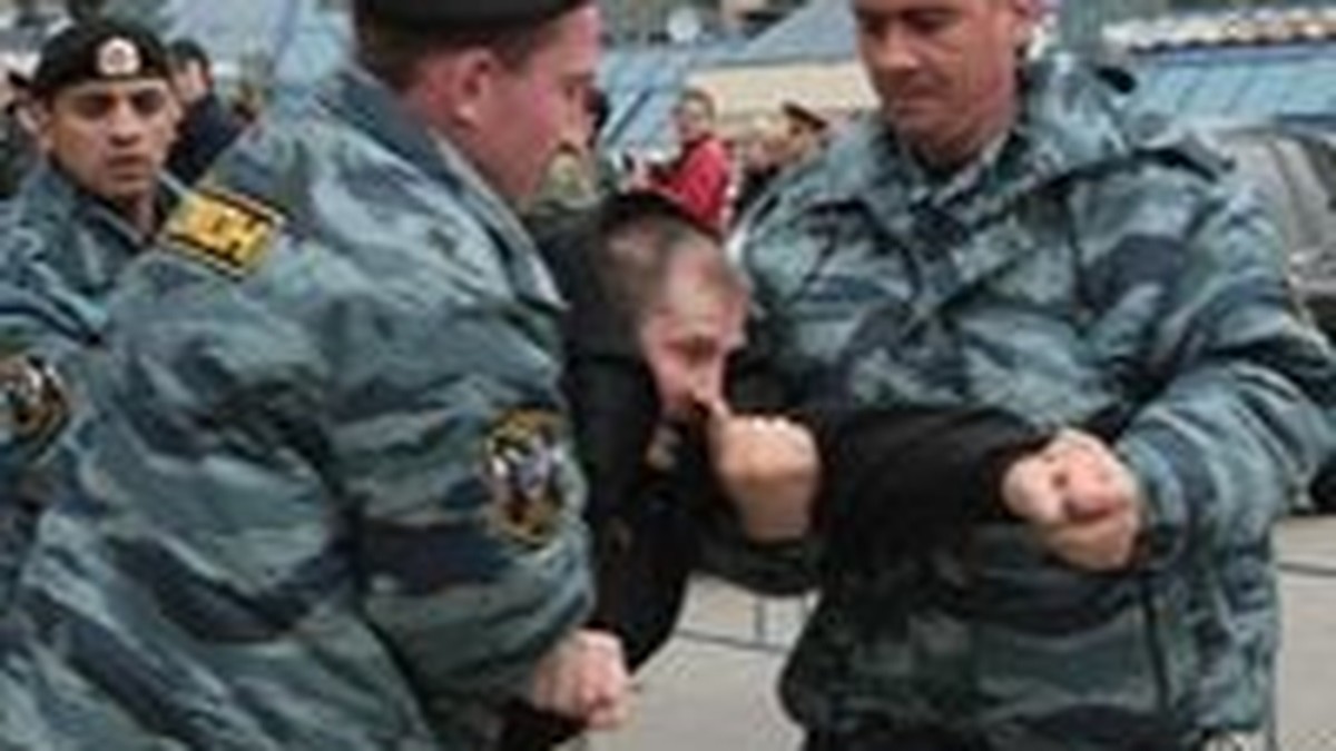 На гей-параде в Москве милиционеры задержали 10 иностранцев - KP.RU