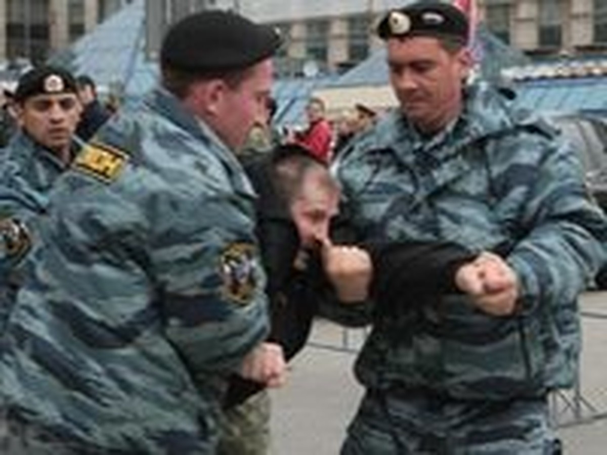 На гей-параде в Москве милиционеры задержали 10 иностранцев - KP.RU