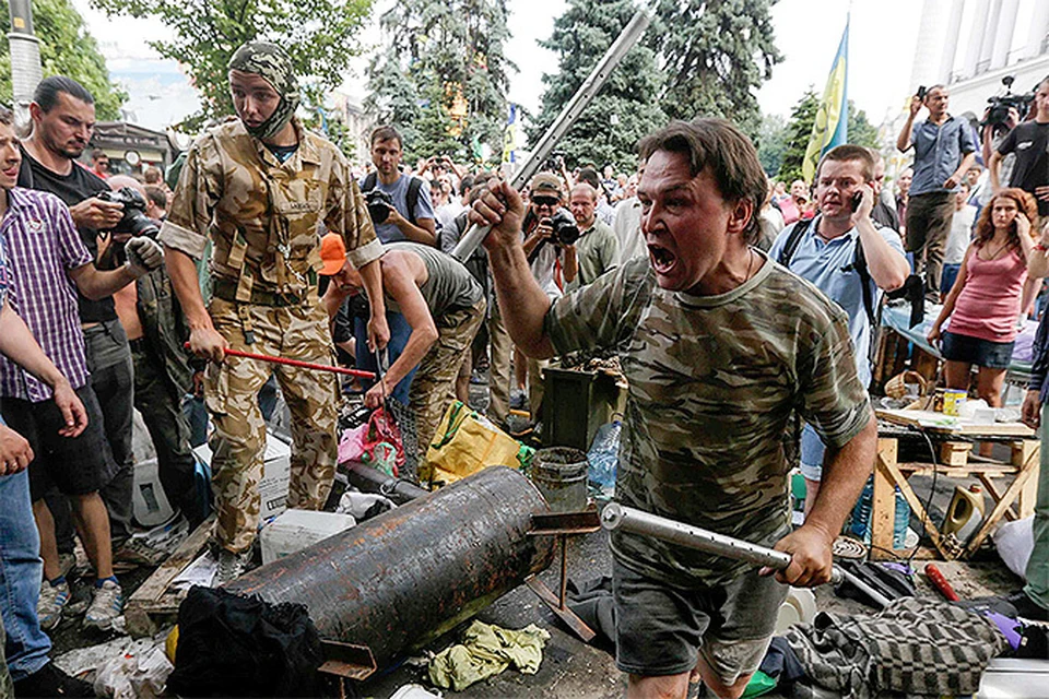 Киевляне в субботу продолжили расчищать свой город от палаток, но это понравилось не всем.