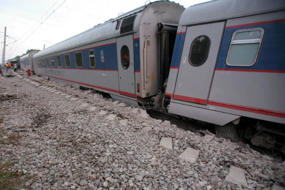 На скорости 190 километров в час под поездом "Невский экспресс" раздается взрыв.