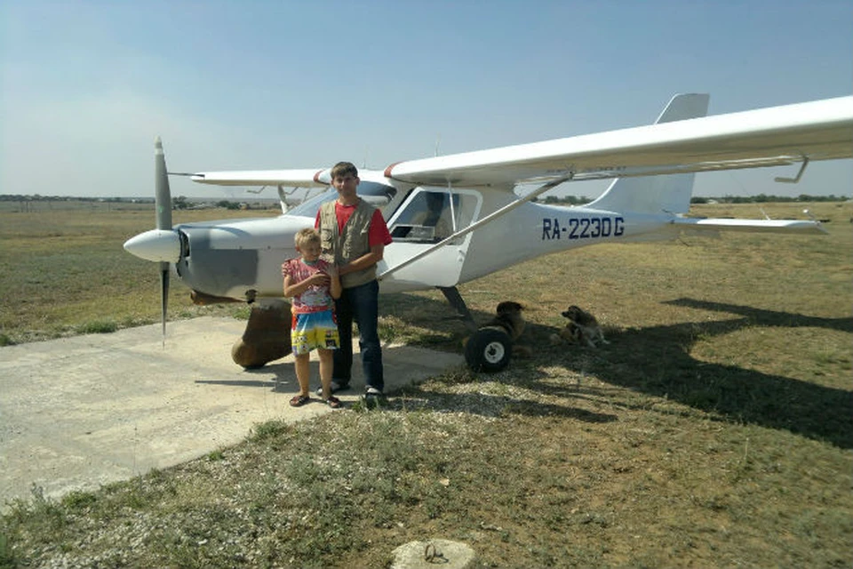 Сергей Шевчик с сыном Никитой возле самодельного самолета